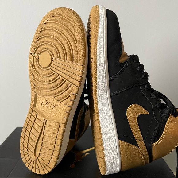 Jordan 1 Retro Melo black and gold sneakers - Picture 4 of 7
